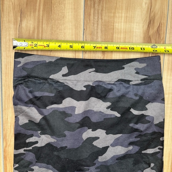 Ready To Go Black and Gray Camouflage Leggings Size S/M - Picture 3 of 6